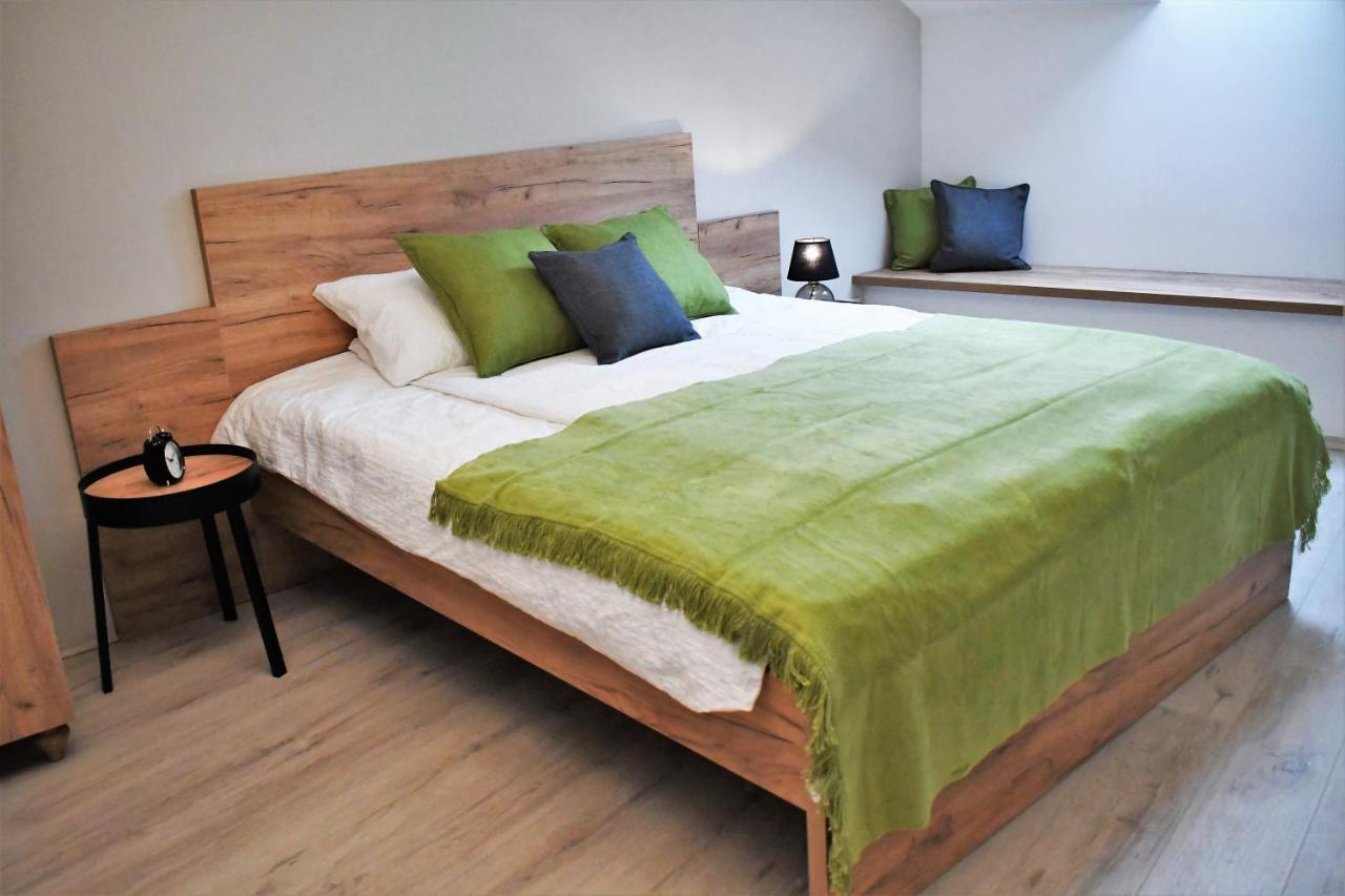 Vatus Apartmanhaz Vac Luaran gambar