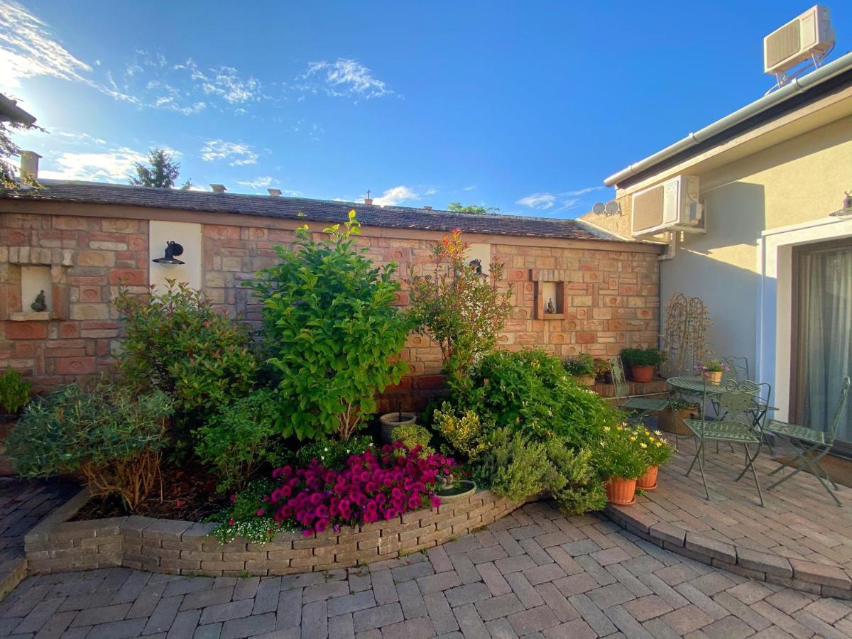 Vatus Apartmanhaz Vac Luaran gambar