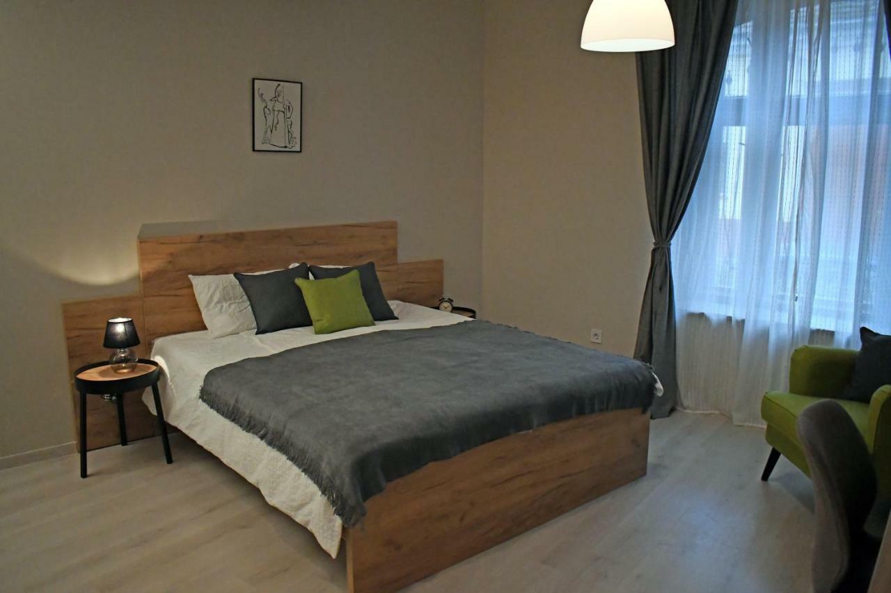 Vatus Apartmanhaz Vac Luaran gambar