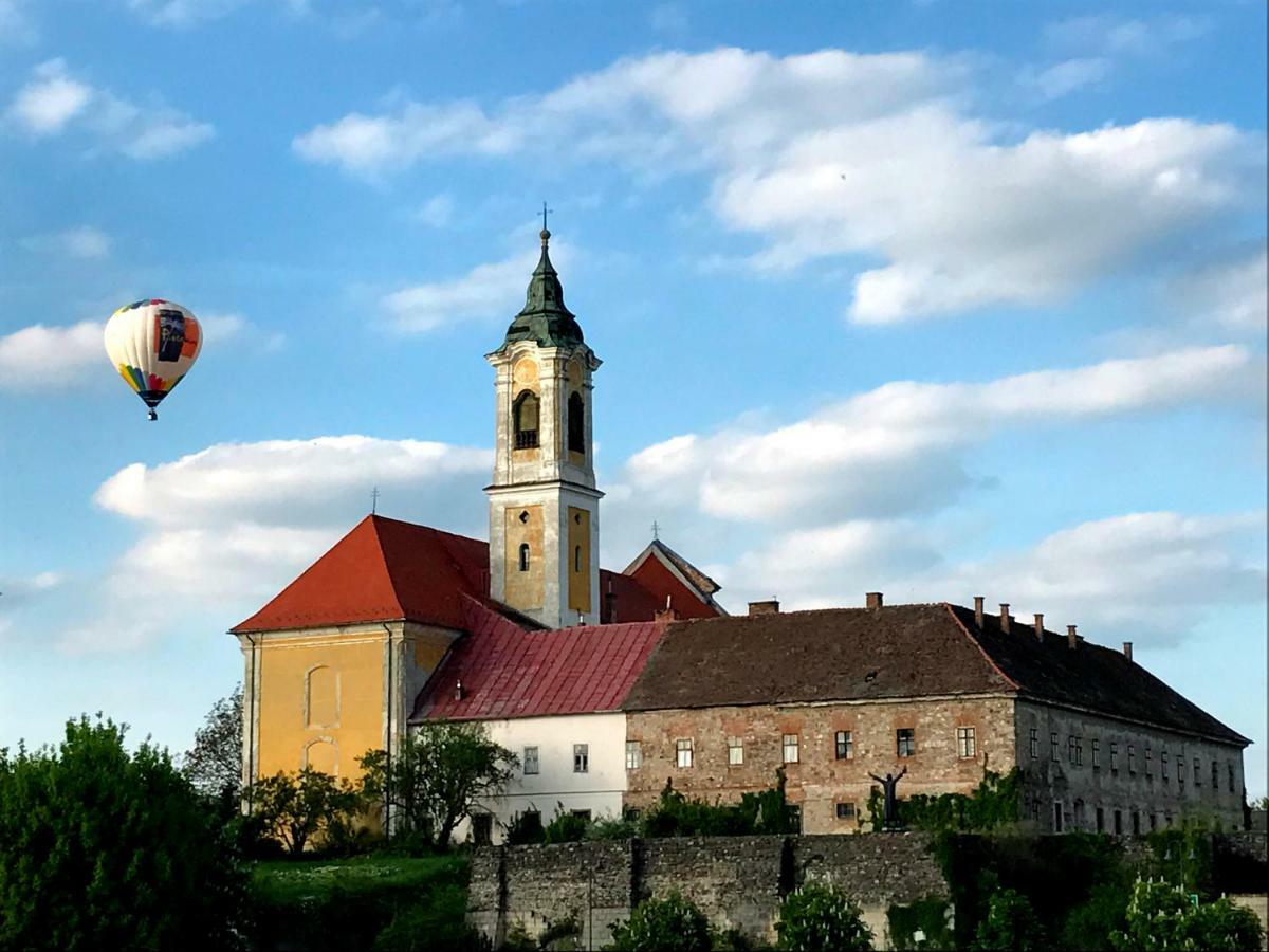 Vatus Apartmanhaz Vac Luaran gambar